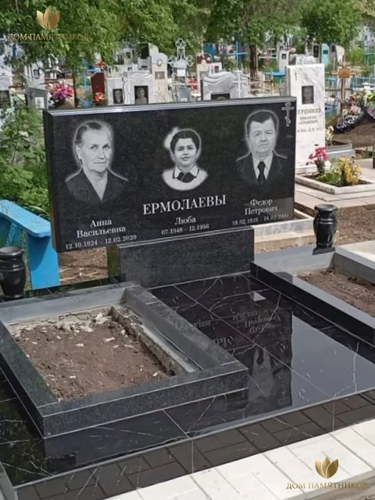 Памятник из гранита "Три портрета 16"