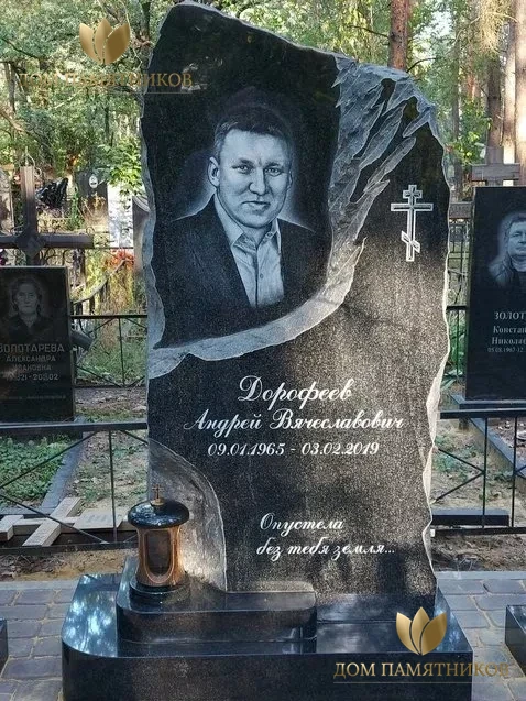 Памятник из гранита "Утес" 40
